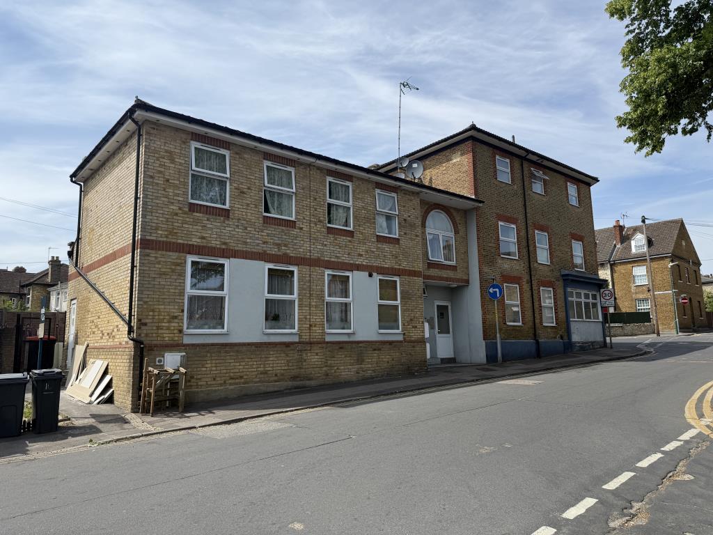 Lot: 30 - LARGE FREEHOLD RESIDENTIAL INVESTMENT ARRANGED AS SIX FLATS - Main Elevation of Six Flats for Investment